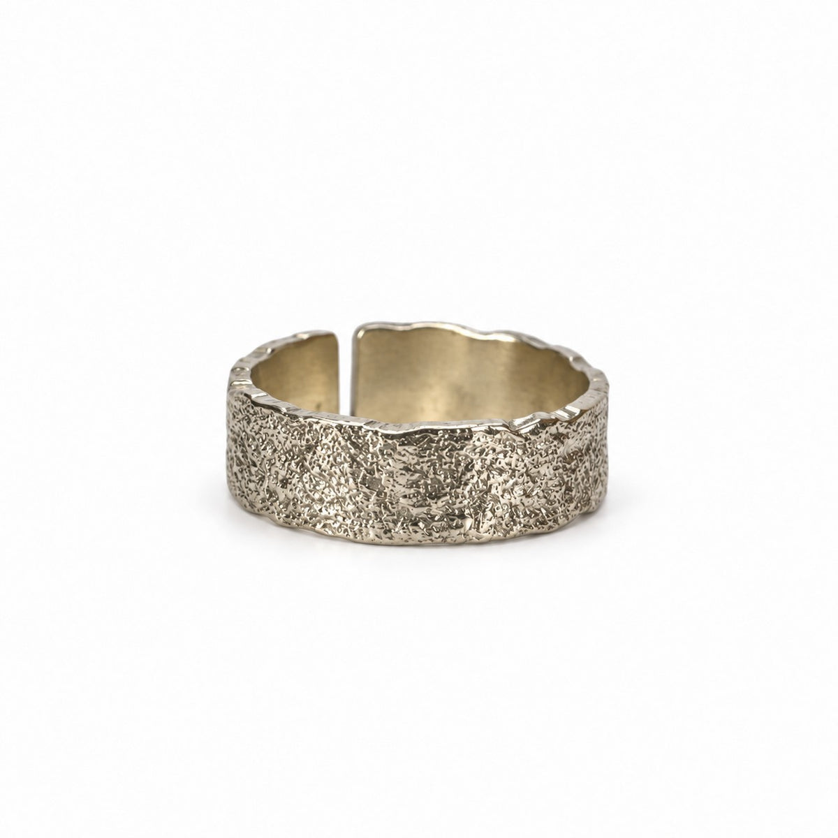 Anillo banda ajustable de plata con textura rugosa y bordes irregulares de Sophia Schneider Joyas