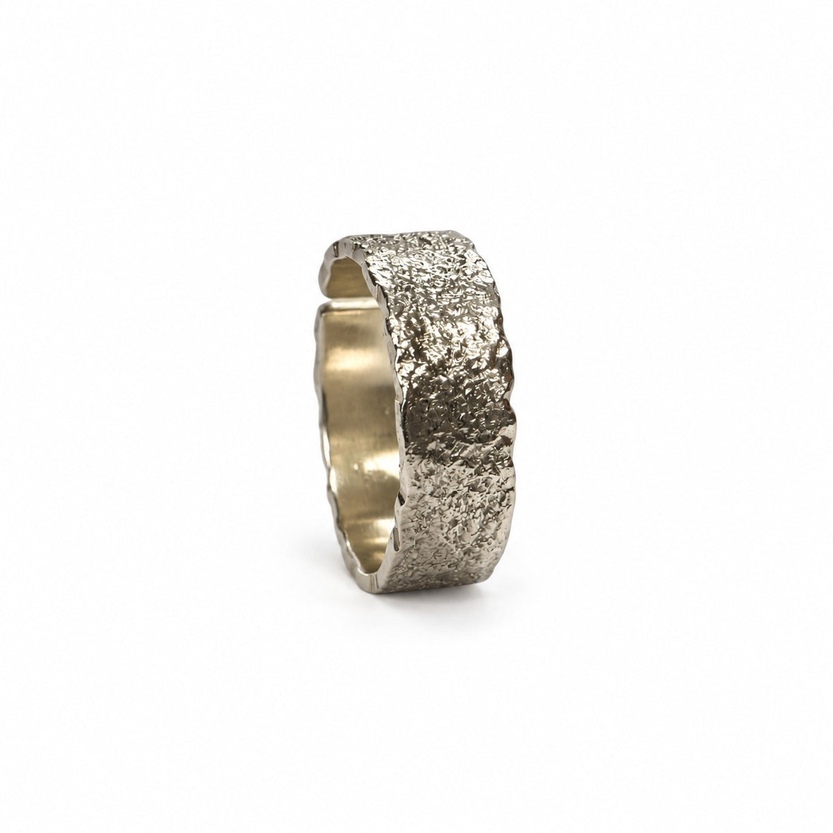 Anillo banda ajustable de plata con textura rugosa y bordes irregulares de Sophia Schneider Joyas