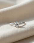 Anillo solitario Sophia Schneider Joyas de platino 950 con diamante de laboratorio corte oval de 0,55 ct