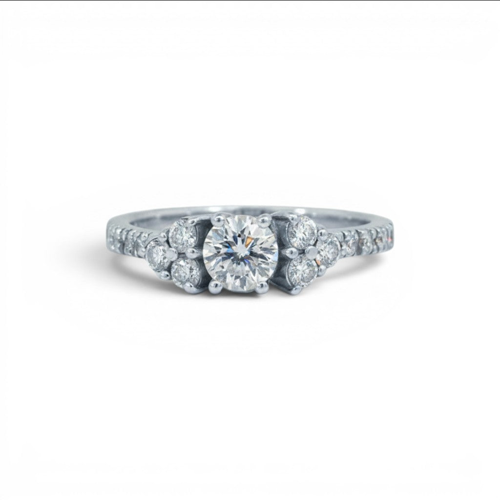 Anillo de compromiso Sophia Schneider Joyas en platino con diamante central de 0,45 ct y brillantes laterales