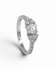 Anillo solitario Sophia Schneider Joyas de platino con diamante central y seis brillantes laterales en engaste fino.