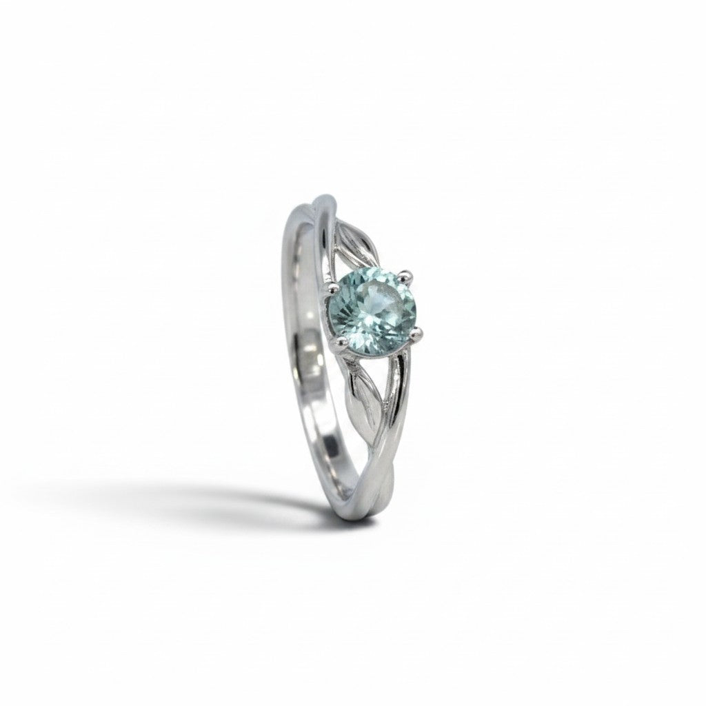 Anillo solitario Sophia Schneider Joyas de platino con topacio azul y argolla trenzada artesanal