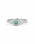 Anillo solitario Sophia Schneider Joyas de platino con topacio azul claro y banda trenzada hecha a mano