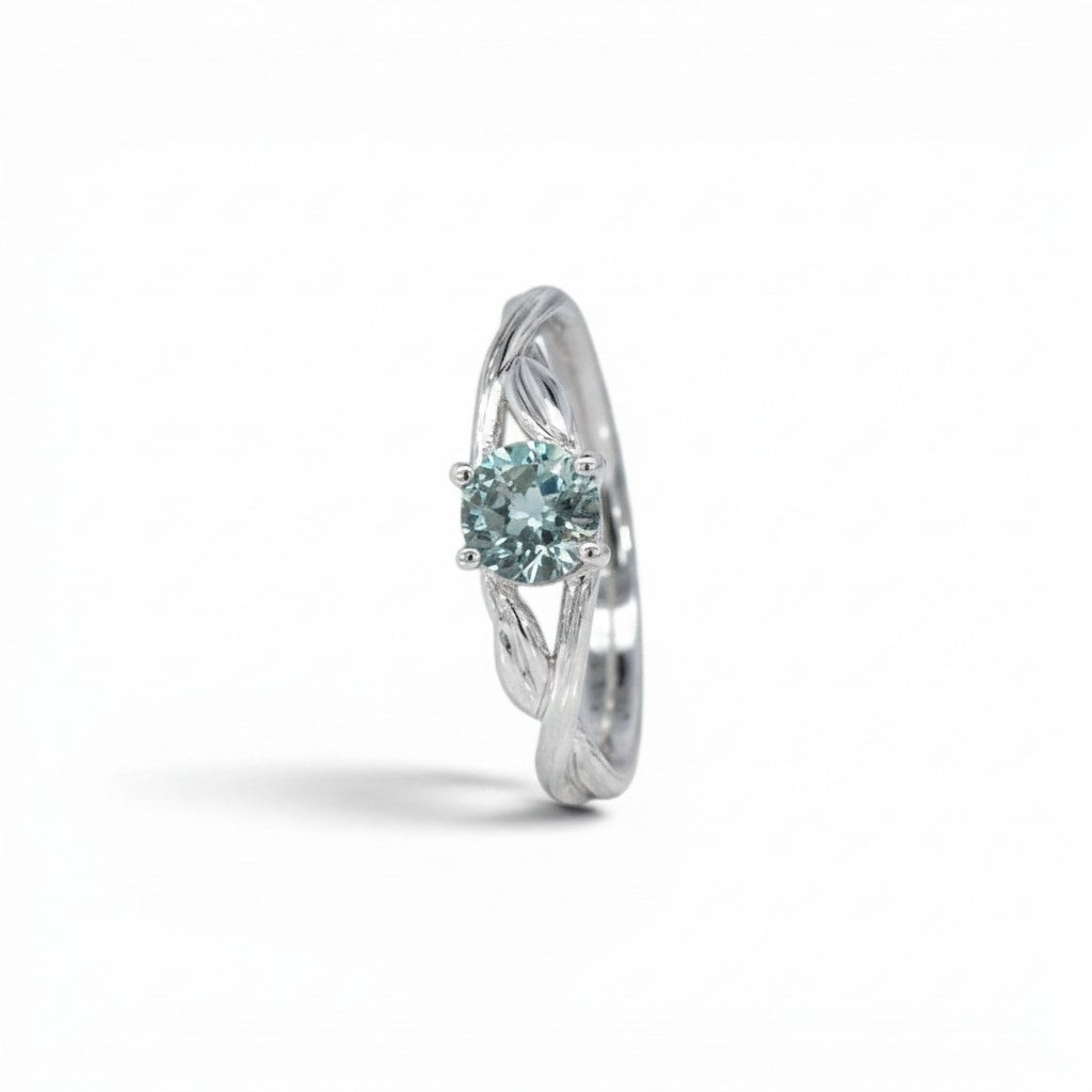 Anillo solitario Sophia Schneider Joyas de platino con topacio azul y argolla trenzada hecha a mano