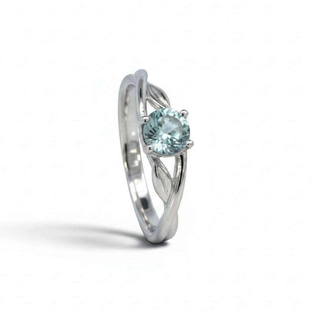 Anillo solitario Sophia Schneider Joyas de platino con topacio azul y argolla trenzada artesanal