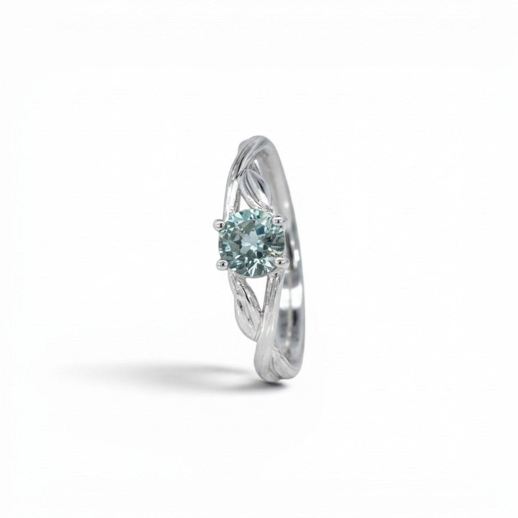 Anillo solitario Sophia Schneider Joyas de platino con topacio azul y argolla trenzada hecha a mano