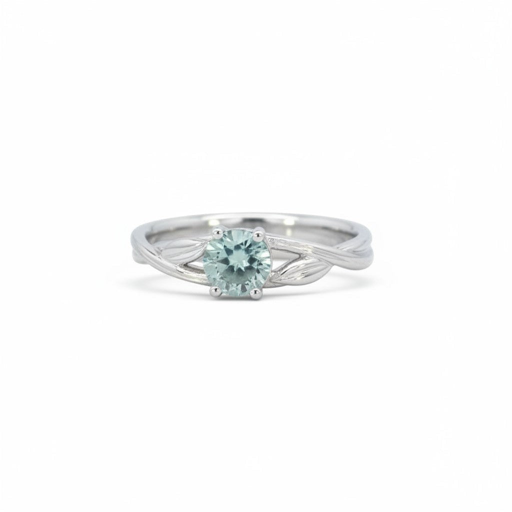 Anillo solitario Sophia Schneider Joyas de platino con topacio azul claro y banda trenzada hecha a mano