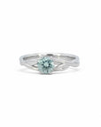 Anillo solitario Sophia Schneider Joyas de platino con topacio azul claro y banda trenzada hecha a mano