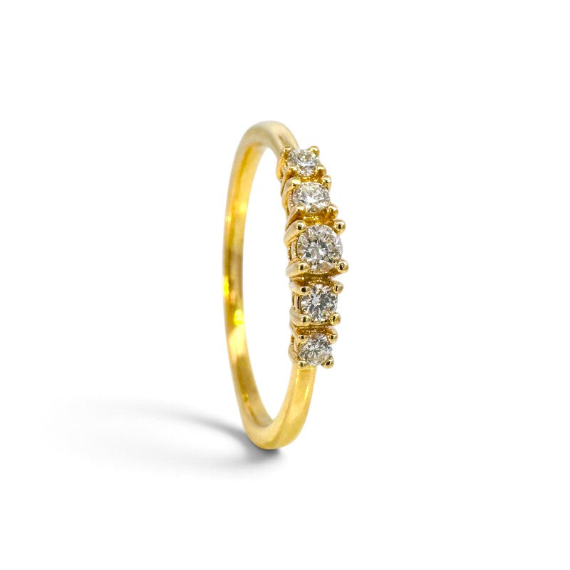 Anillo quintillo Sophia Schneider Joyas en oro amarillo de 18K con cinco diamantes de corte brillante en engaste grifa