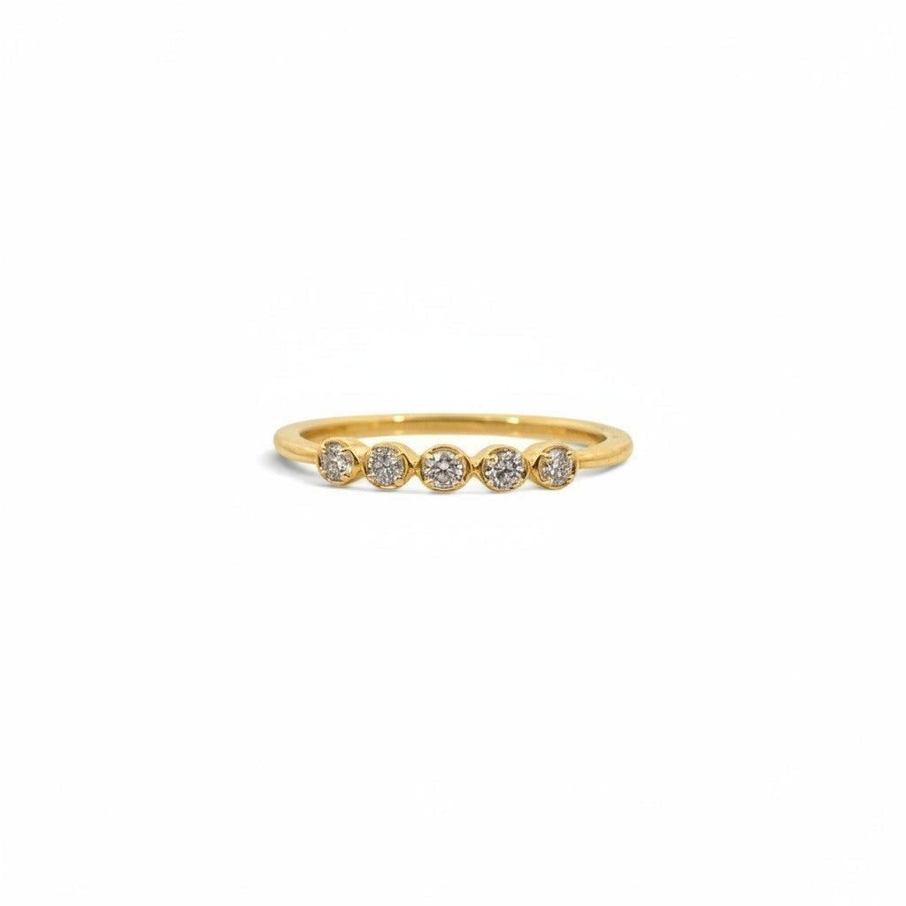 Anillo quintillo Sophia Schneider Joyas en oro amarillo de 10K con cinco diamantes en engaste de bisel