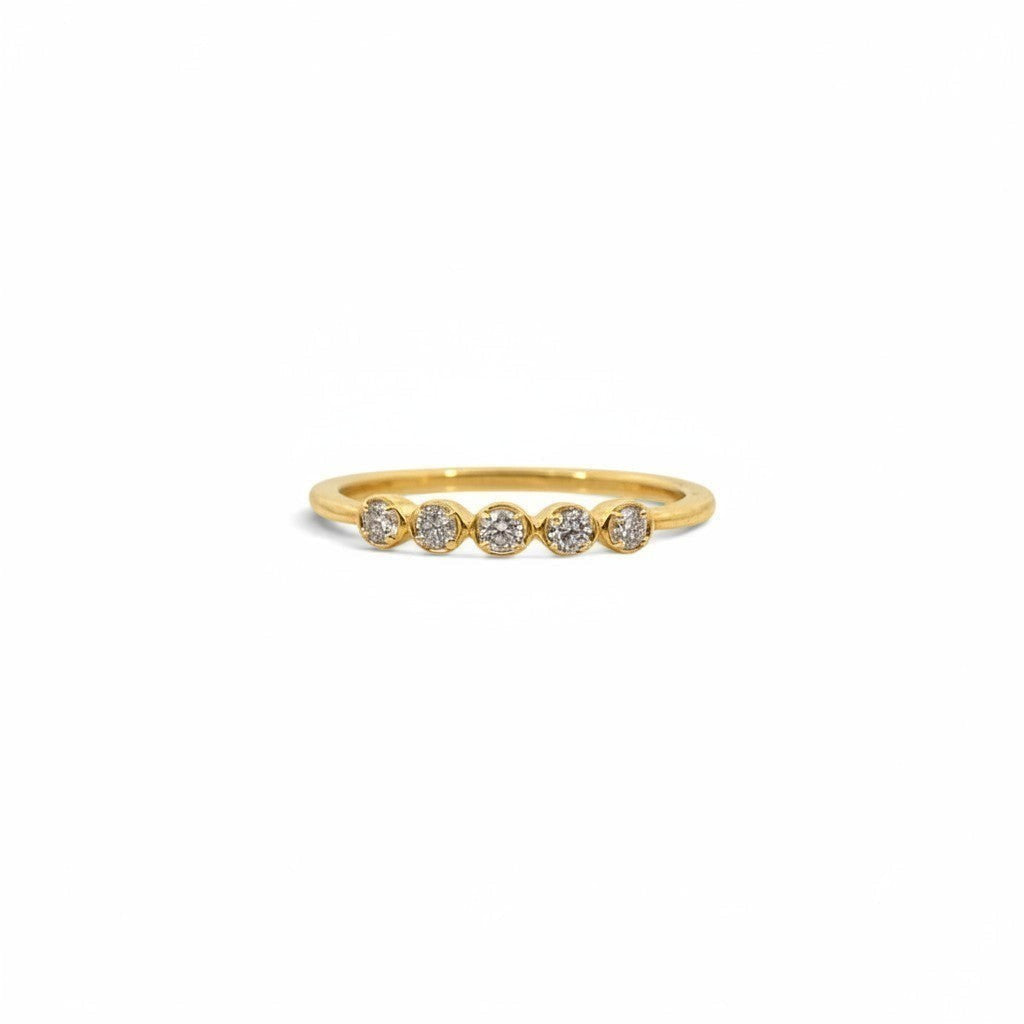 Anillo quintillo Sophia Schneider Joyas en oro amarillo de 10K con cinco diamantes en engaste de bisel