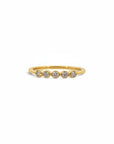 Anillo quintillo Sophia Schneider Joyas en oro amarillo de 10K con cinco diamantes en engaste de bisel