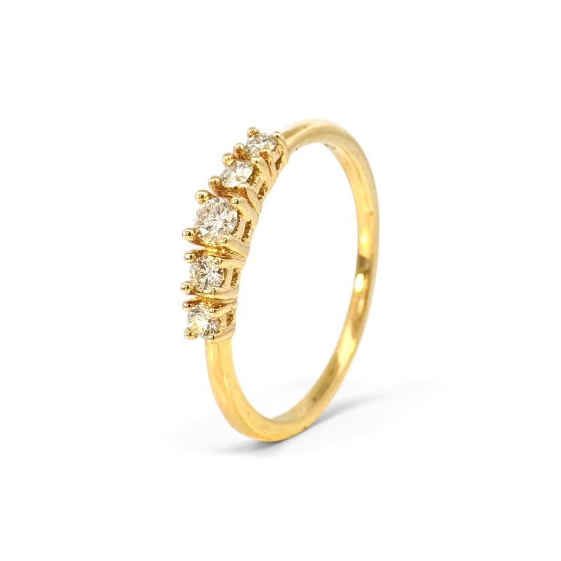 Anillo quintillo Sophia Schneider Joyas en oro amarillo 18K con cinco diamantes de corte brillante en engaste de grifa