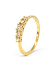 Anillo quintillo Sophia Schneider Joyas en oro amarillo 18K con cinco diamantes de corte brillante en engaste de grifa