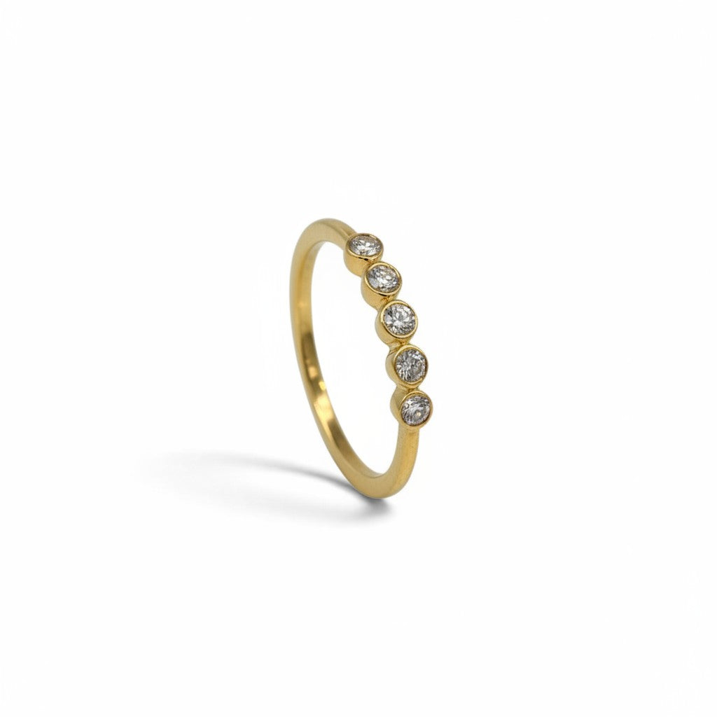 Anillo quintillo Sophia Schneider Joyas en oro amarillo de 10K con cinco diamantes en engaste de bisel