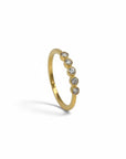 Anillo quintillo Sophia Schneider Joyas en oro amarillo de 10K con cinco diamantes en engaste de bisel