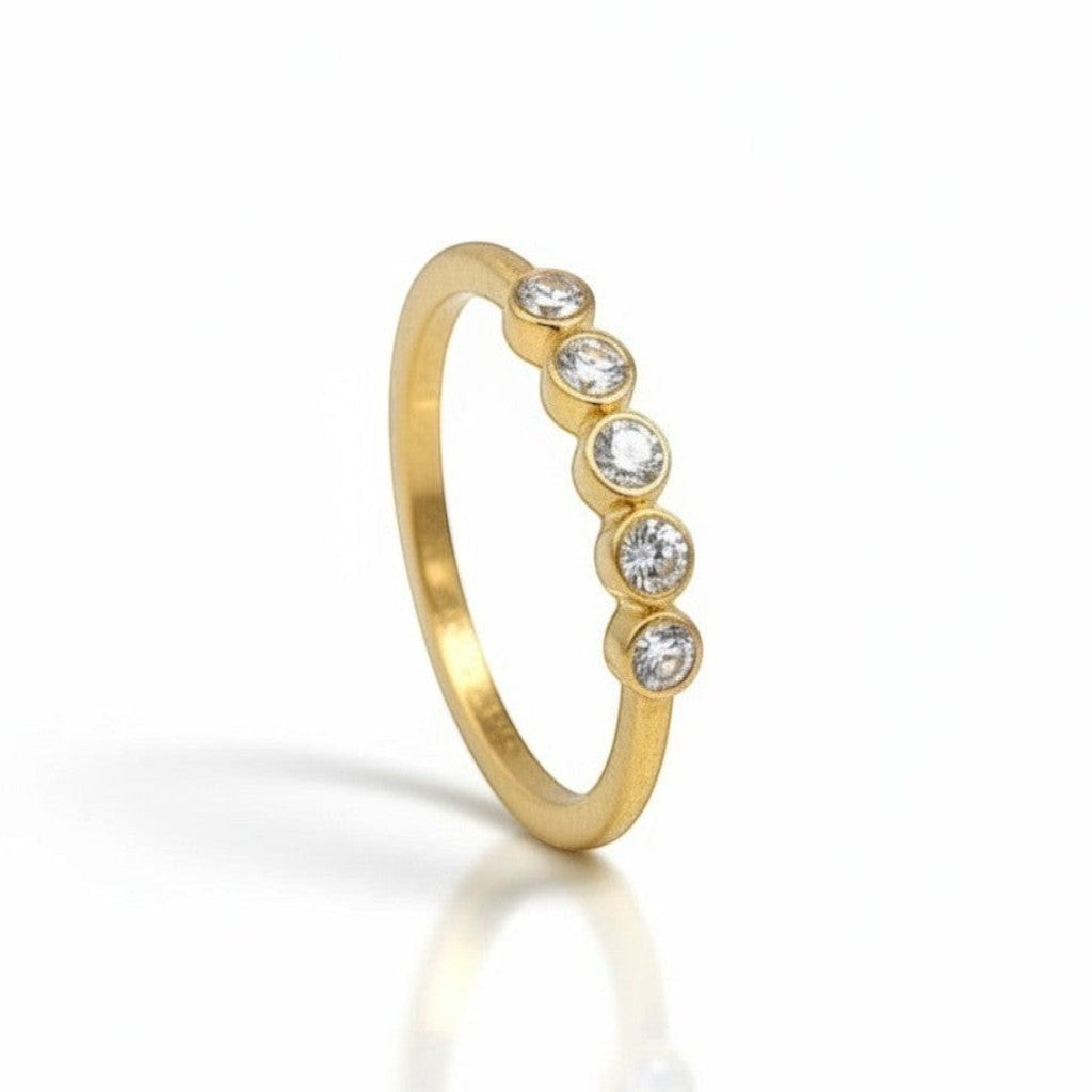 Anillo quintillo Sophia Schneider Joyas en oro amarillo de 10K con cinco diamantes en engaste de bisel
