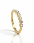 Anillo quintillo Sophia Schneider Joyas en oro amarillo de 10K con cinco diamantes en engaste de bisel
