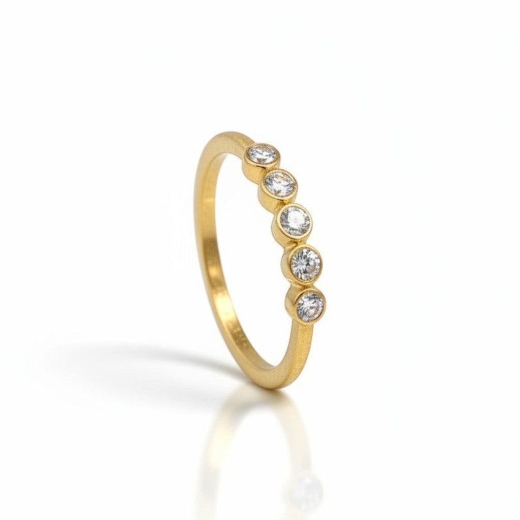 Anillo quintillo Sophia Schneider Joyas en oro amarillo de 10K con cinco diamantes en engaste de bisel
