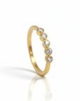 Anillo quintillo Sophia Schneider Joyas en oro amarillo de 10K con cinco diamantes en engaste de bisel