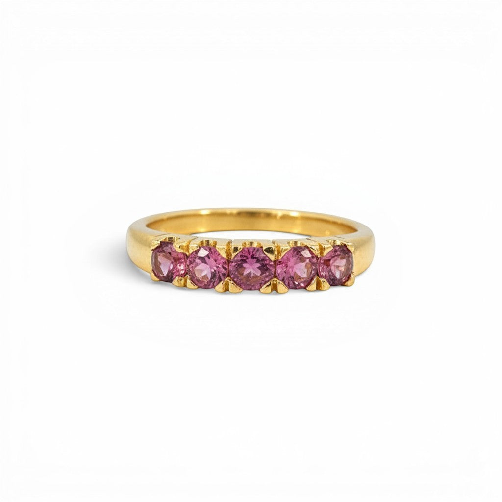 Anillo cintillo Sophia Schneider Joyas de oro 18K con cinco rubelitas redondas engastadas, hecho a mano.