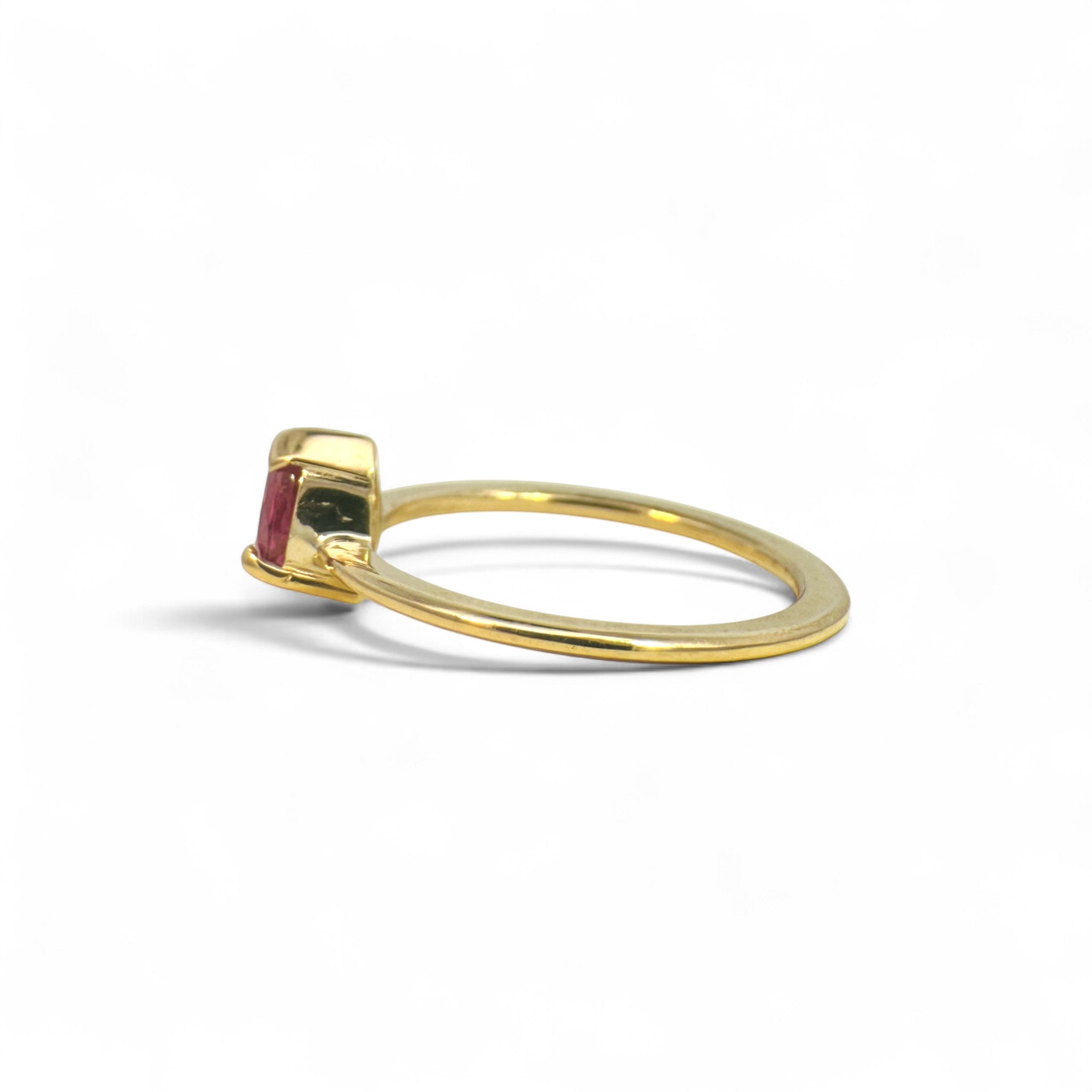 Anillo solitario Sophia Schneider Joyas de oro 18K con rubí en corte gota de 0,43 ct engastado en grifa