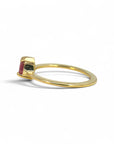 Anillo solitario Sophia Schneider Joyas de oro 18K con rubí en corte gota de 0,43 ct engastado en grifa