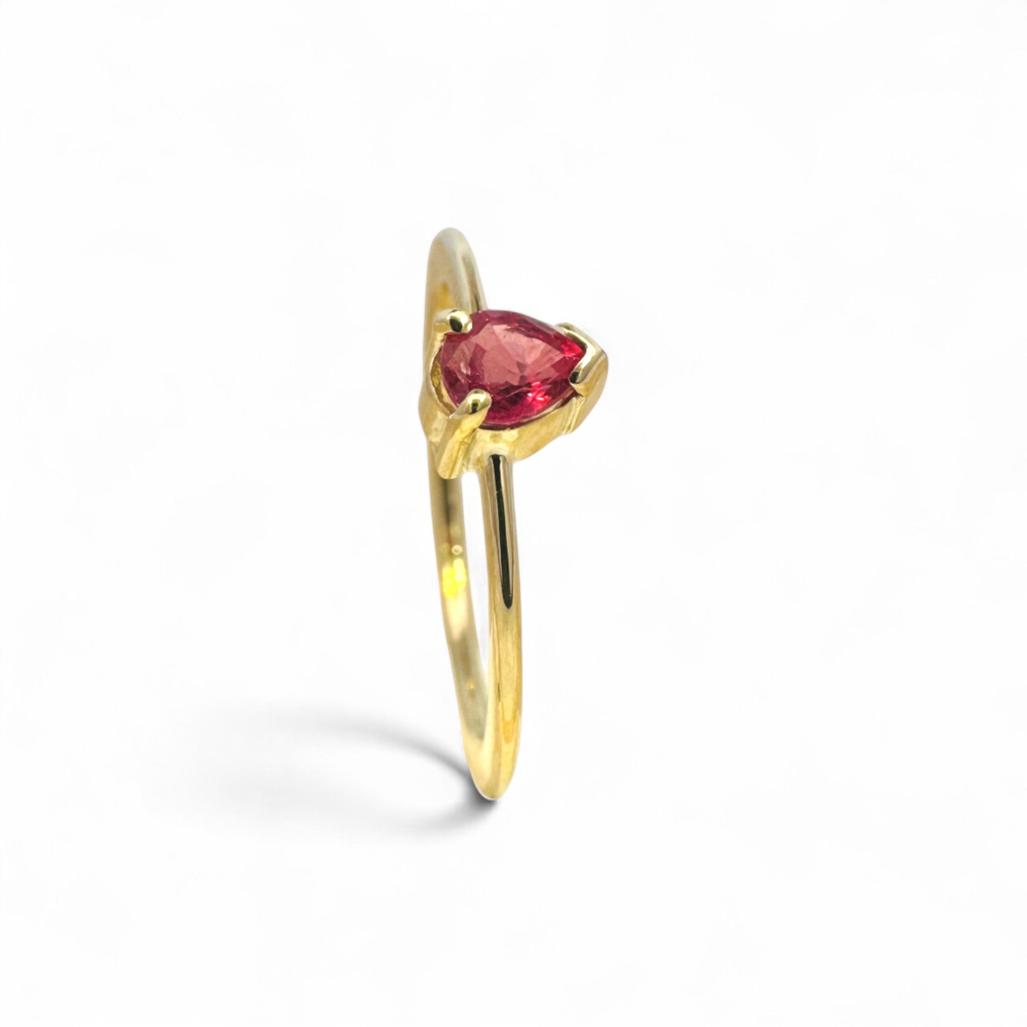 Anillo solitario Sophia Schneider Joyas de oro 18K con rubí natural en corte gota de 0,43 ct engastado en grifa