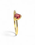 Anillo solitario Sophia Schneider Joyas de oro 18K con rubí natural en corte gota de 0,43 ct engastado en grifa
