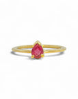 Anillo solitario Sophia Schneider Joyas de oro 18K con rubí natural en corte gota de 0,43 ct engastado en grifa