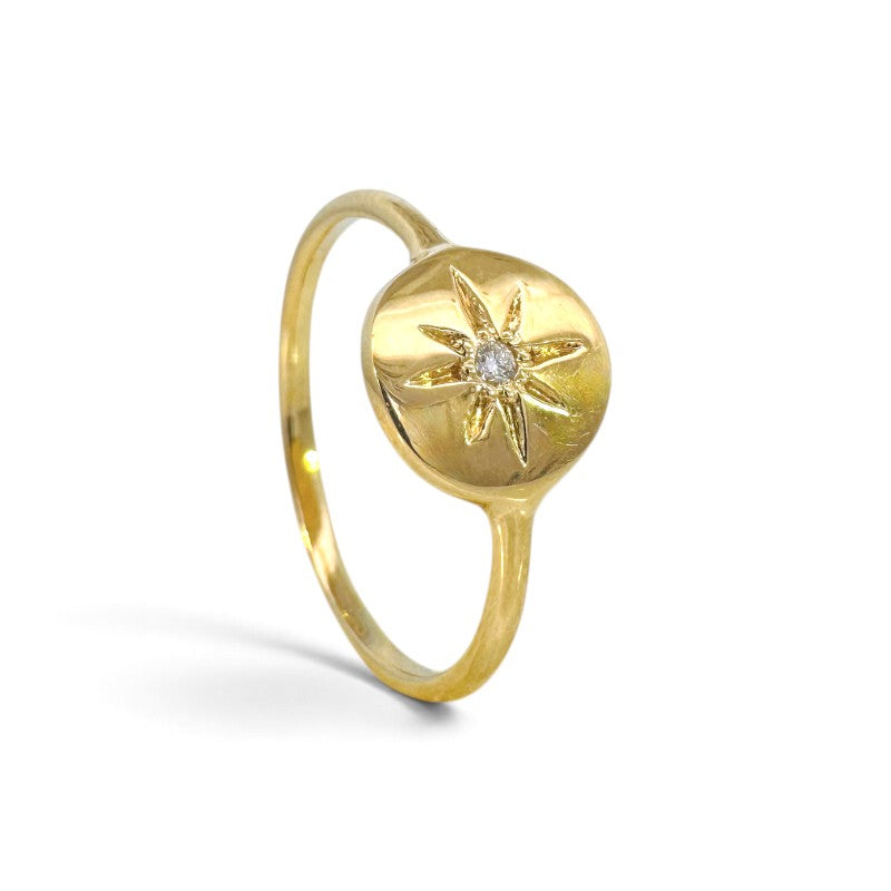 Anillo sello Sophia Schneider Joyas de oro 18K con diamante central y grabado de estrella en diseño circular pulido