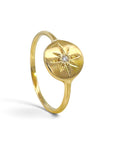 Anillo sello Sophia Schneider Joyas de oro 18K con diamante central y grabado de estrella en diseño circular pulido