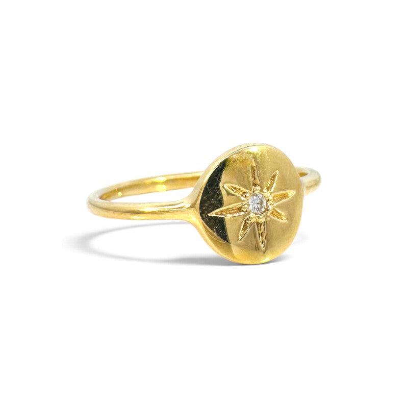 Anillo sello Sophia Schneider Joyas de oro 18K con diamante central y grabado de estrella en superficie pulida