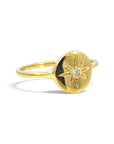 Anillo sello Sophia Schneider Joyas de oro 18K con diamante central y grabado de estrella en superficie pulida