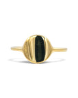 Anillo sello liso de oro 18K con superficie pulida brillante de Sophia Schneider Joyas