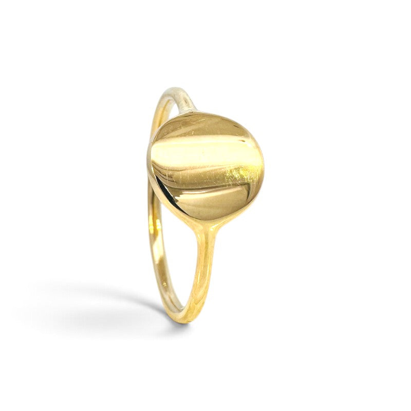 Anillo sello liso de oro 18K con superficie pulida y diseño minimalista de Sophia Schneider Joyas