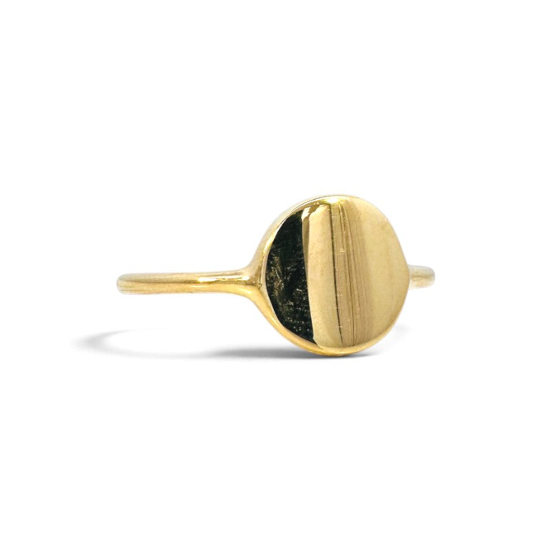 Anillo sello liso de oro 18K con superficie pulida y brillante de la marca Sophia Schneider Joyas