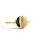 Anillo sello liso de oro 18K con superficie pulida y brillante de la marca Sophia Schneider Joyas