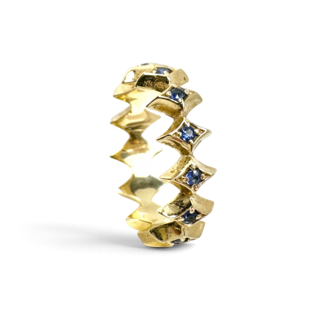 Anillo sinfín Sophia Schneider Joyas de oro 14K con diseño de rombos y zafiros azules engastados en grifa