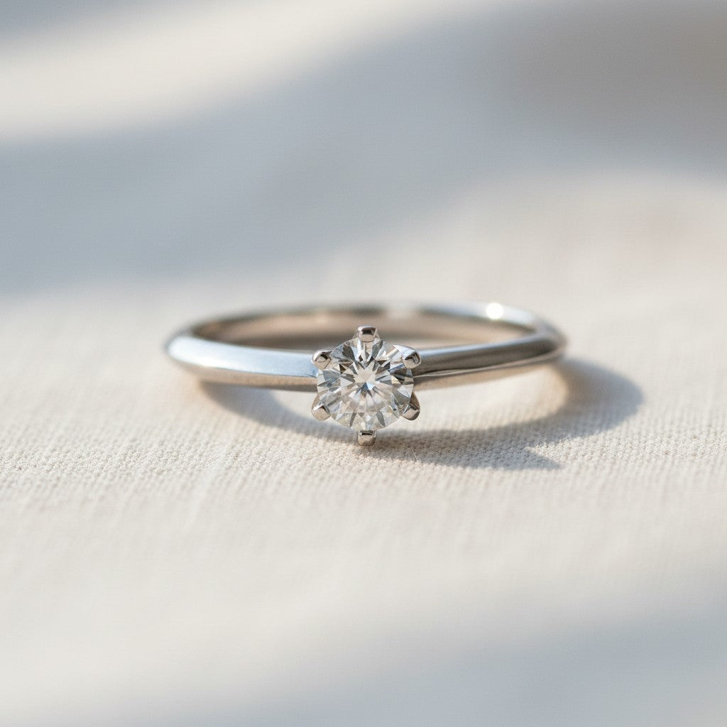 Anillo solitario Sophia Schneider Joyas de oro blanco 18K con diamante de 0,26 ct corte brillante en grifa de 6 puntas.