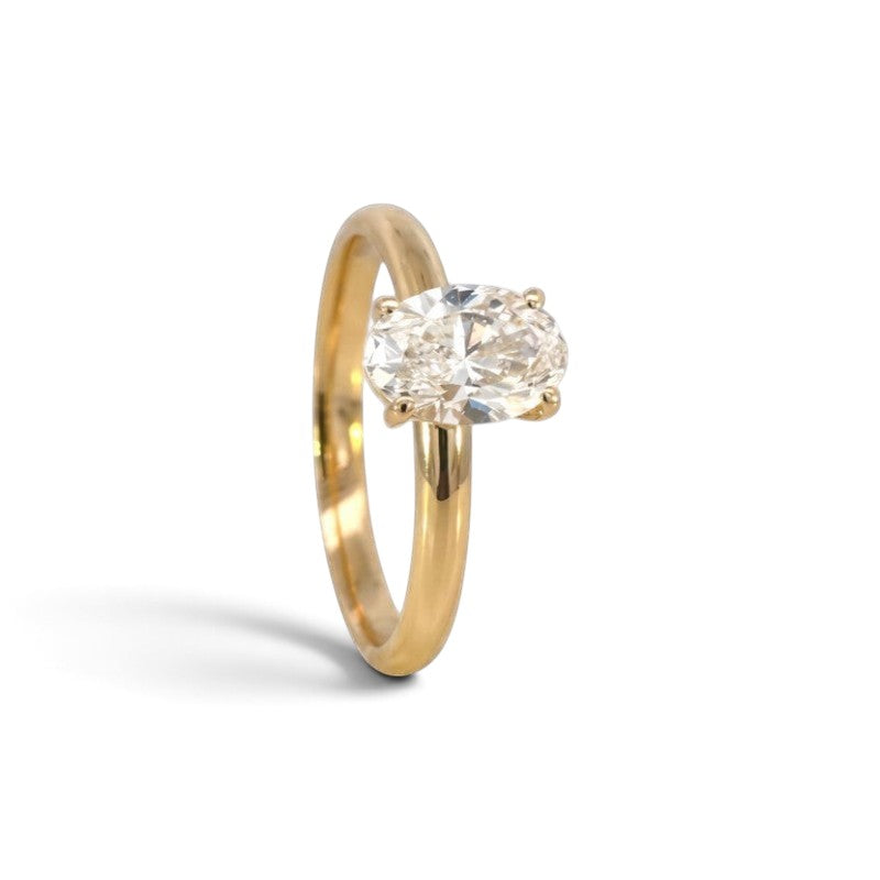 Anillo solitario Sophia Schneider Joyas de oro 18K con diamante de laboratorio corte oval de 1,08 ct calidad D-VVS2