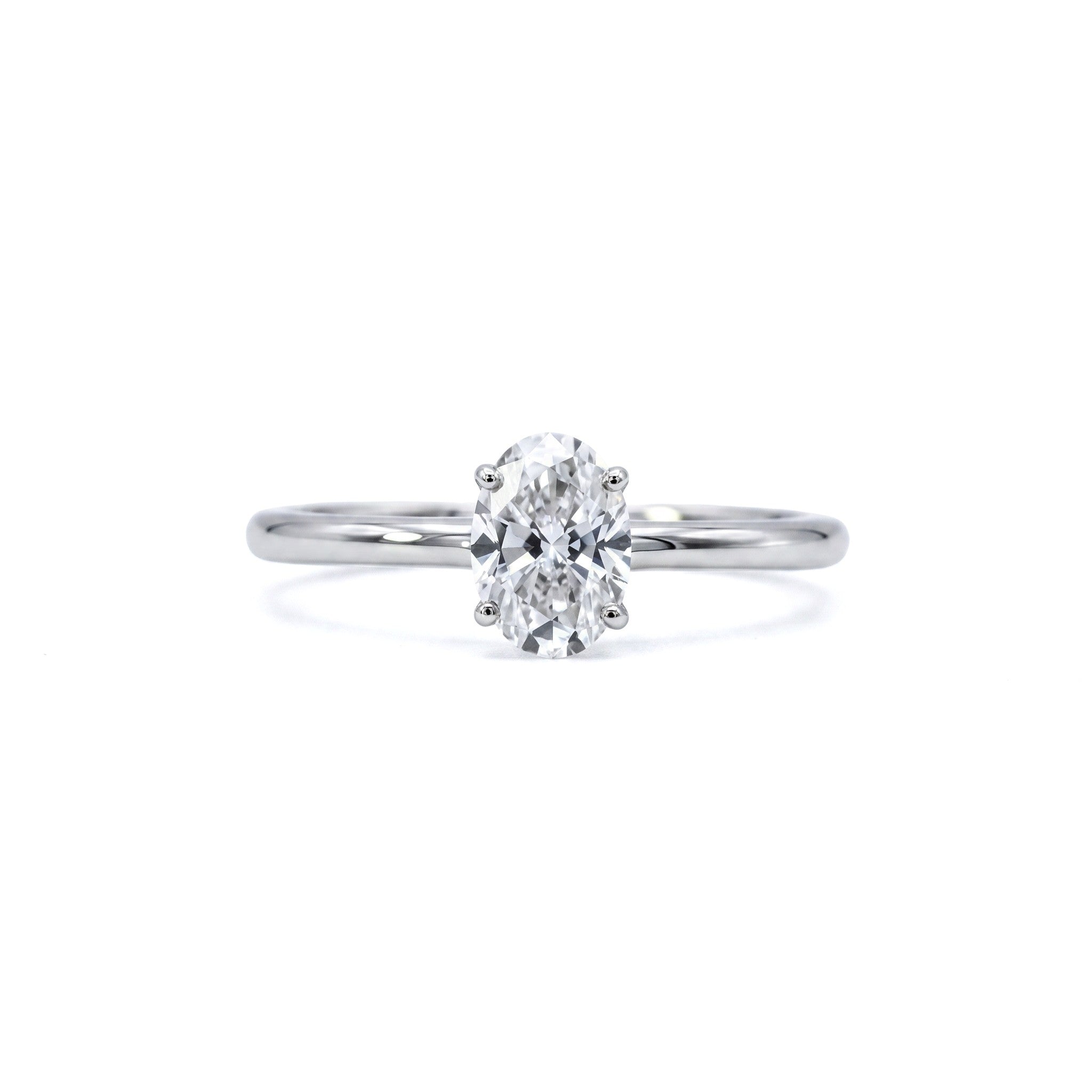 Anillo solitario Sophia Schneider Joyas de platino con diamante de laboratorio corte oval sobre fondo blanco