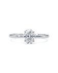 Anillo solitario Sophia Schneider Joyas de platino con diamante de laboratorio corte oval sobre fondo blanco