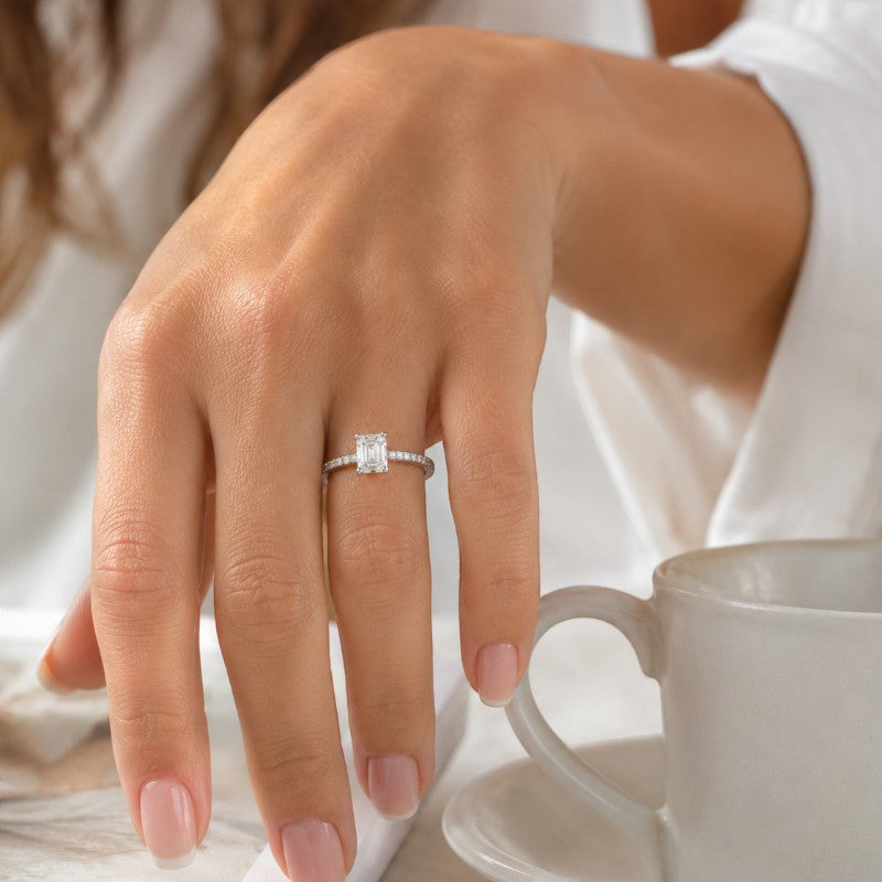 Anillo solitario de platino 950 de Sophia Schneider Joyas con diamante de laboratorio de corte esmeralda de 0,62 ct y diamantes laterales.