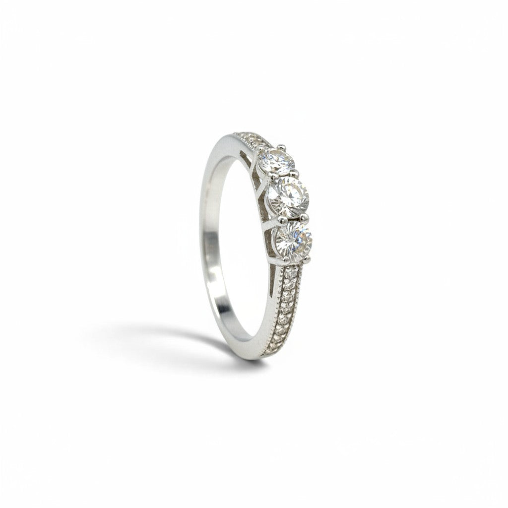 Anillo tricillo Sophia Schneider Joyas de plata 925 con tres diamantes corte brillante y bisel facetado