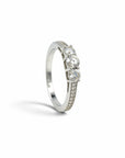 Anillo tricillo Sophia Schneider Joyas de plata 925 con tres diamantes corte brillante y bisel facetado