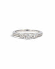 Anillo tricillo Sophia Schneider Joyas en plata 925 con tres diamantes corte brillante y bisel facetado