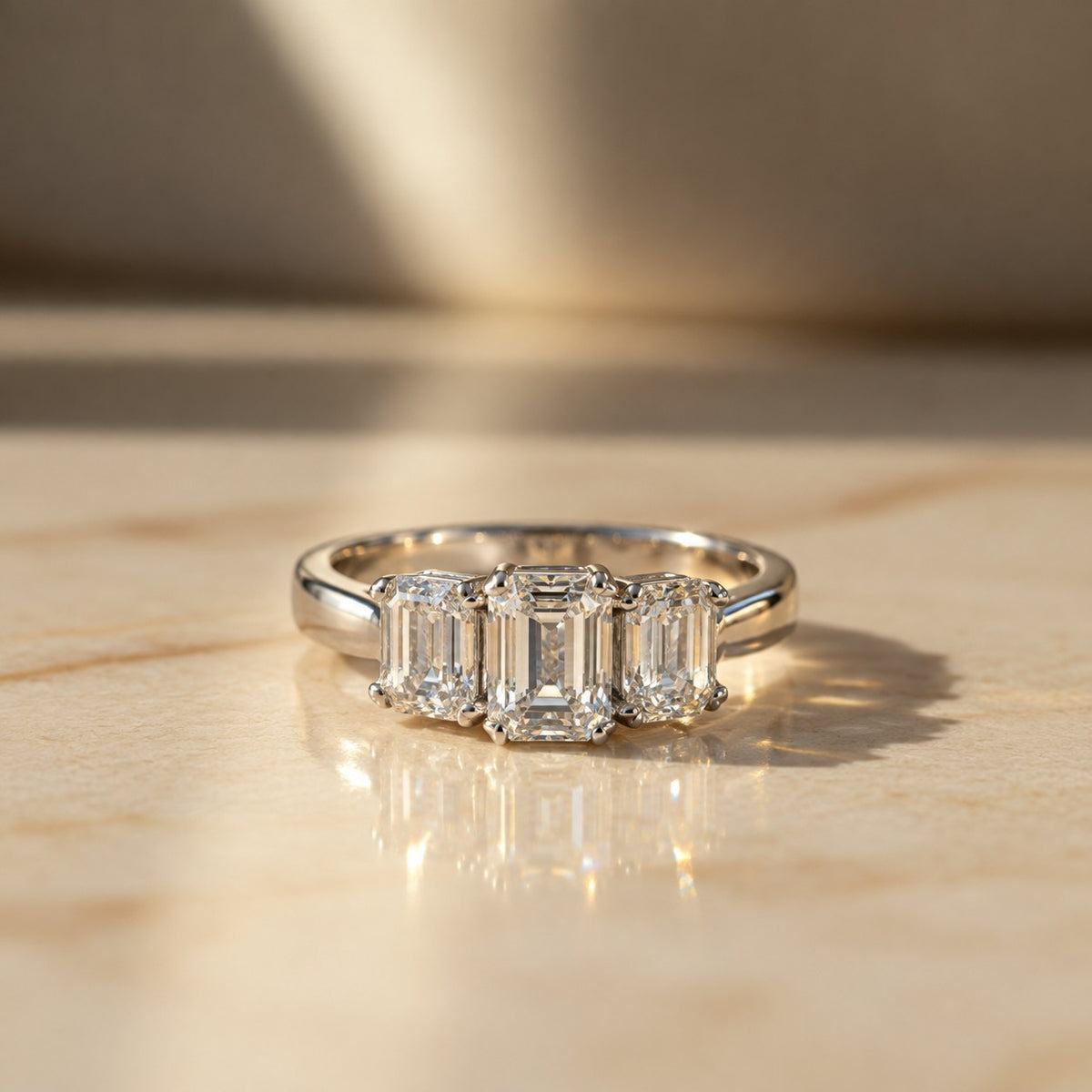 Anillo tricillo Sophia Schneider Joyas de platino con tres diamantes de laboratorio corte esmeralda de 2,18 ct