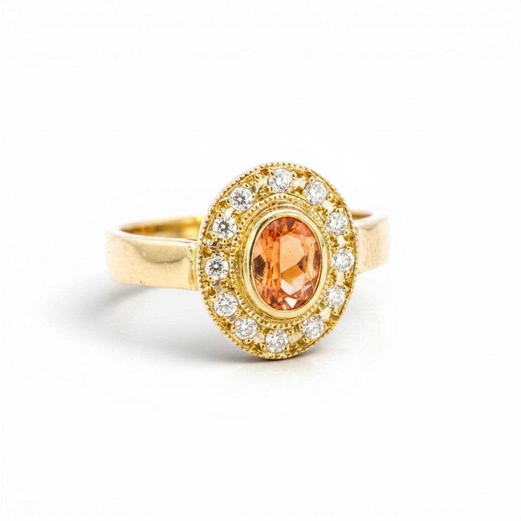 Anillo solitario Sophia Schneider Joyas de oro amarillo 18K con turmalina dorada oval y halo de brillantes.