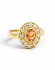 Anillo solitario Sophia Schneider Joyas de oro amarillo 18K con turmalina dorada oval y halo de brillantes.